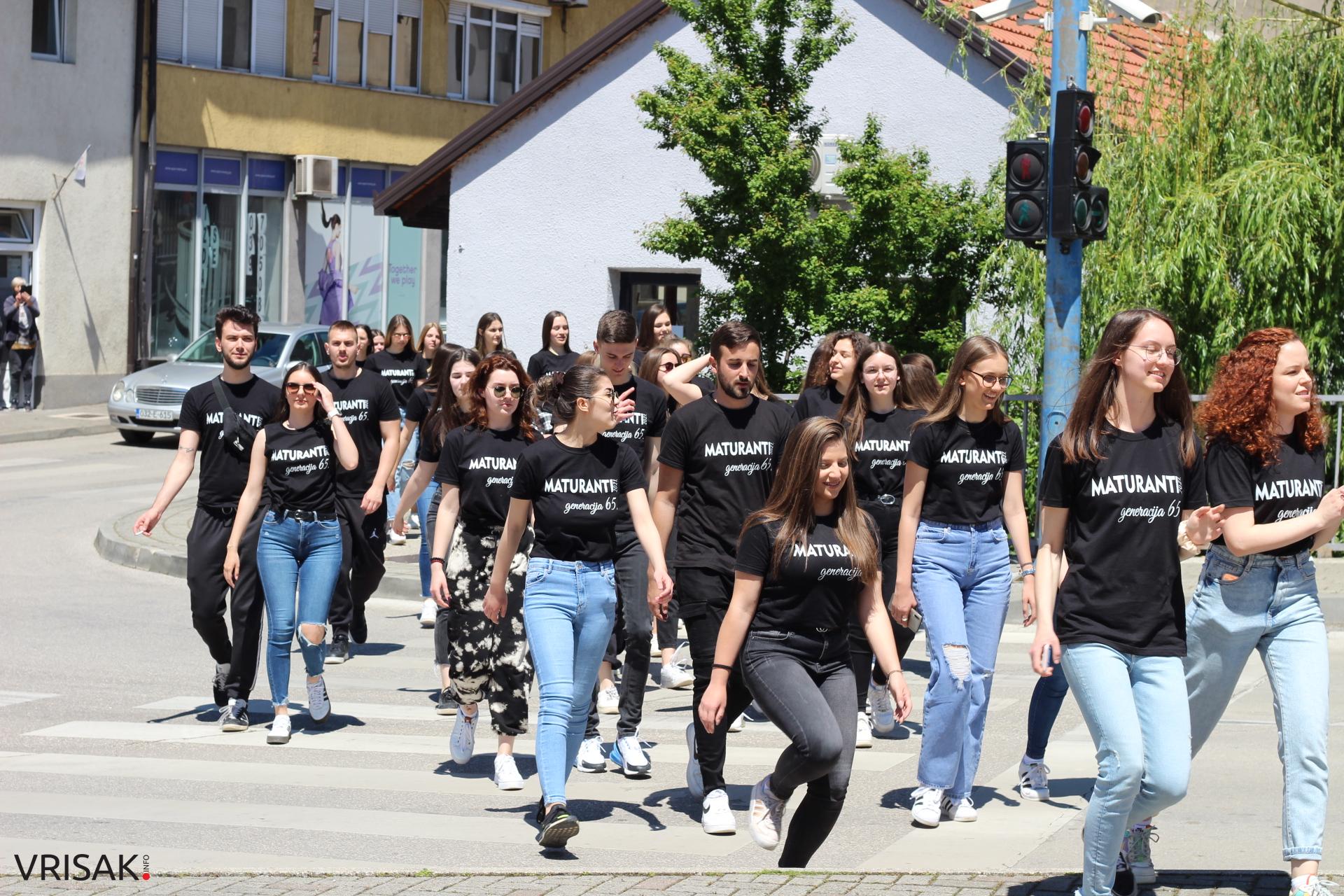 Širokobriješki maturanti slave zadnji dan; defileom kroz grad oprostili se od škole!