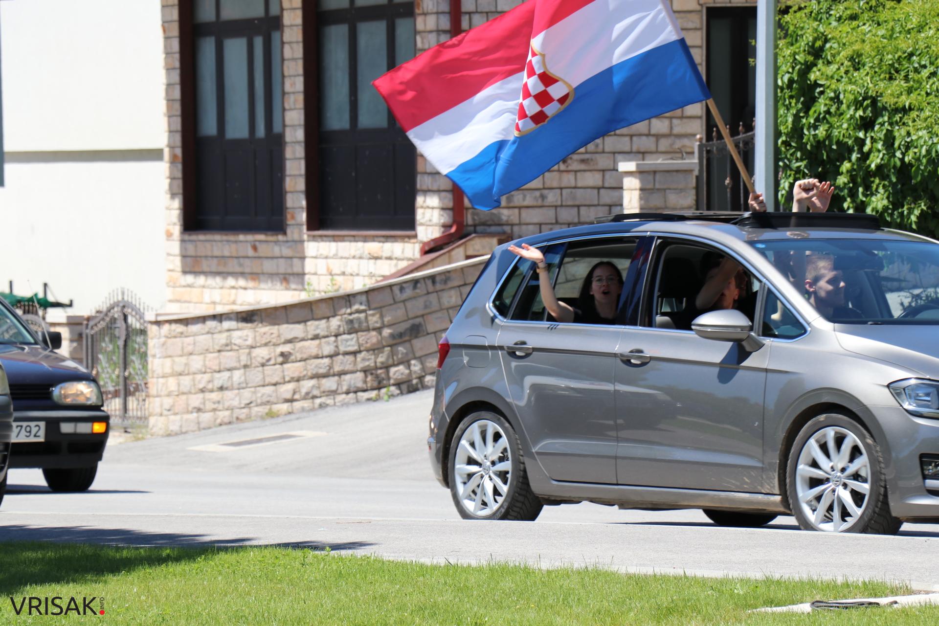 Širokobriješki maturanti slave zadnji dan; defileom kroz grad oprostili se od škole!