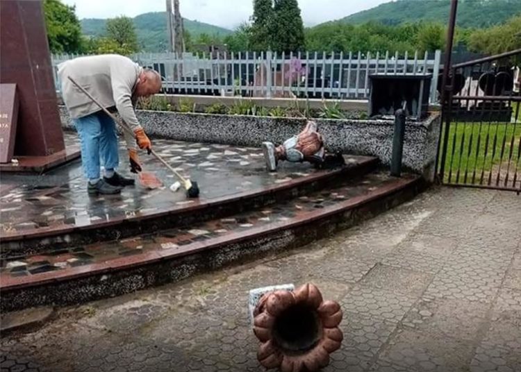 Oskvrnuto spomen obilježje posvećeno ubijenim Hrvatima u središnjoj Bosni