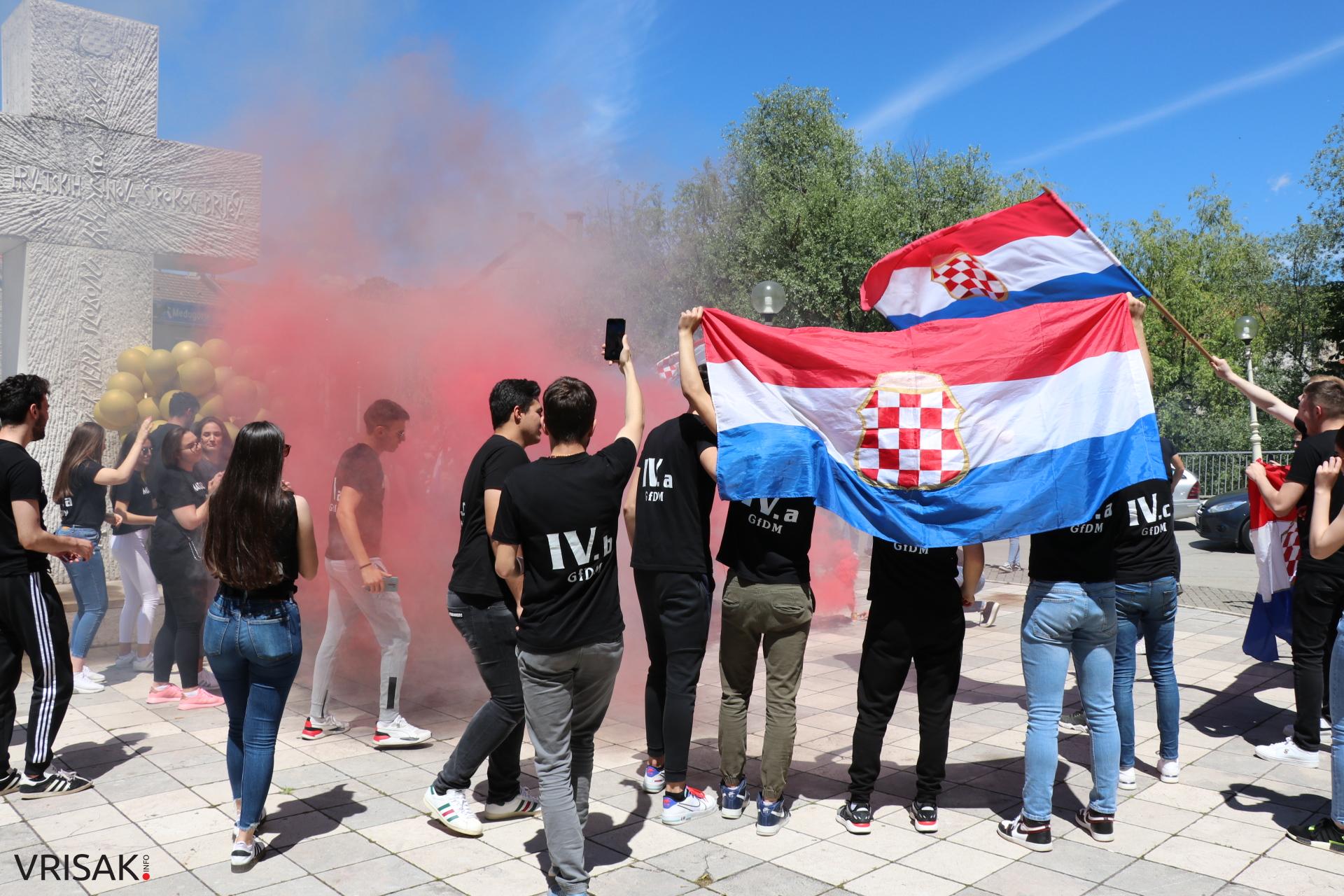 Širokobriješki maturanti slave zadnji dan; defileom kroz grad oprostili se od škole!