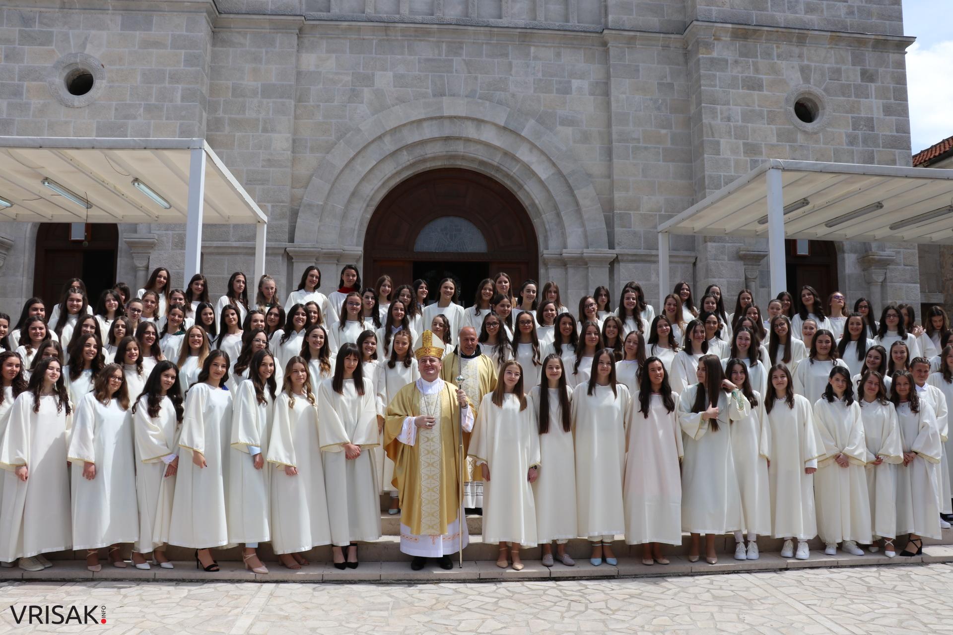 Svečano u Širokom Brijegu: 230 krizmanika primilo darove Duha Svetoga