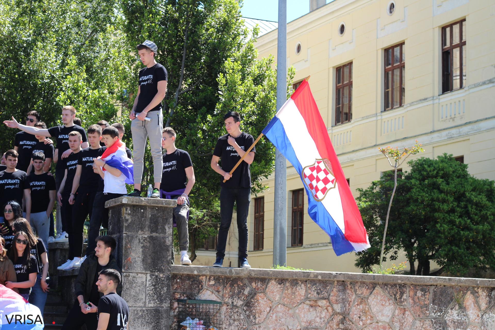 Širokobriješki maturanti slave zadnji dan; defileom kroz grad oprostili se od škole!