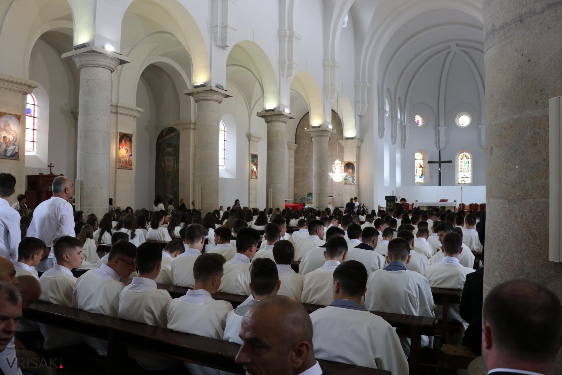 Svečano u Širokom Brijegu: 230 krizmanika primilo darove Duha Svetoga