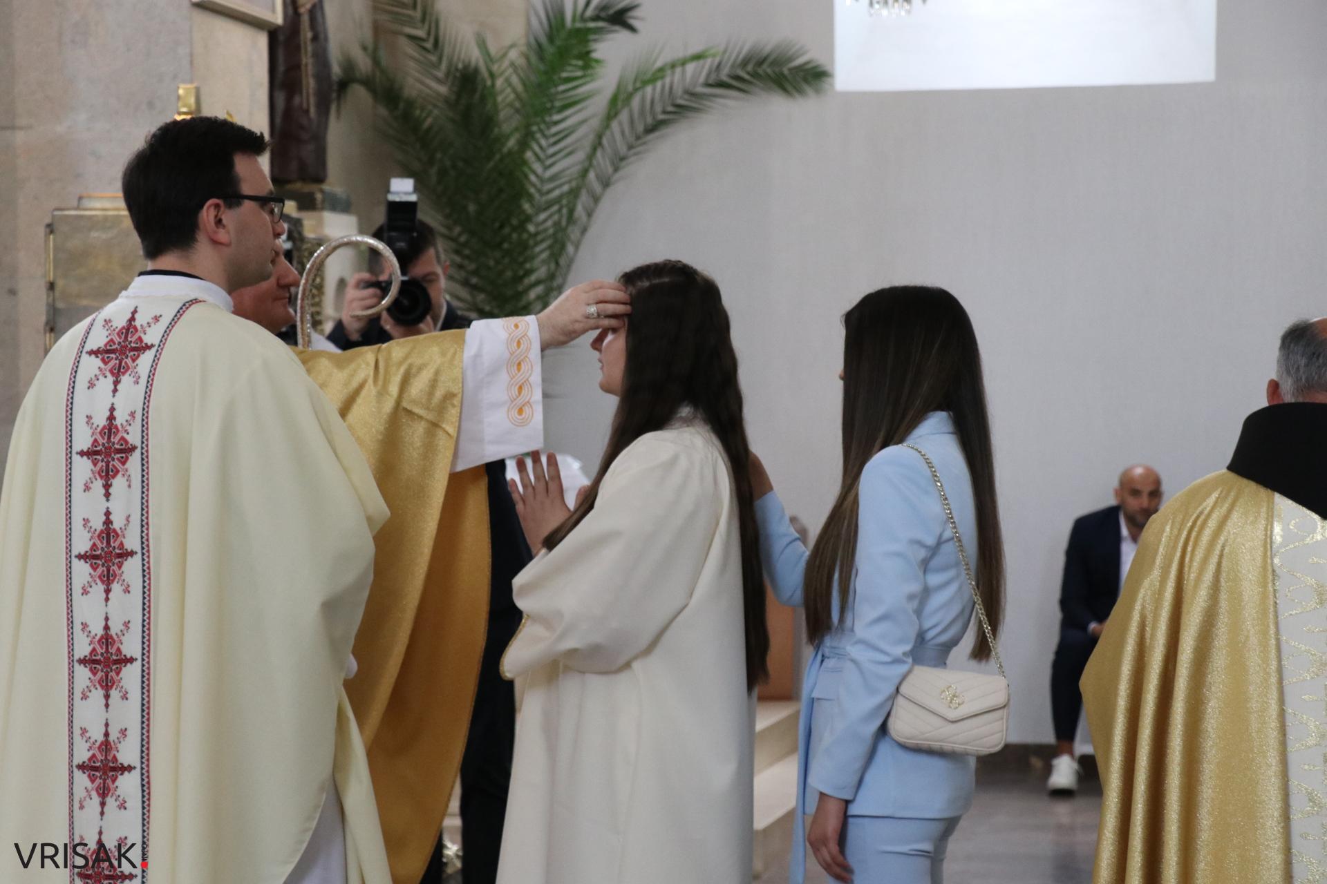 Svečano u Širokom Brijegu: 230 krizmanika primilo darove Duha Svetoga