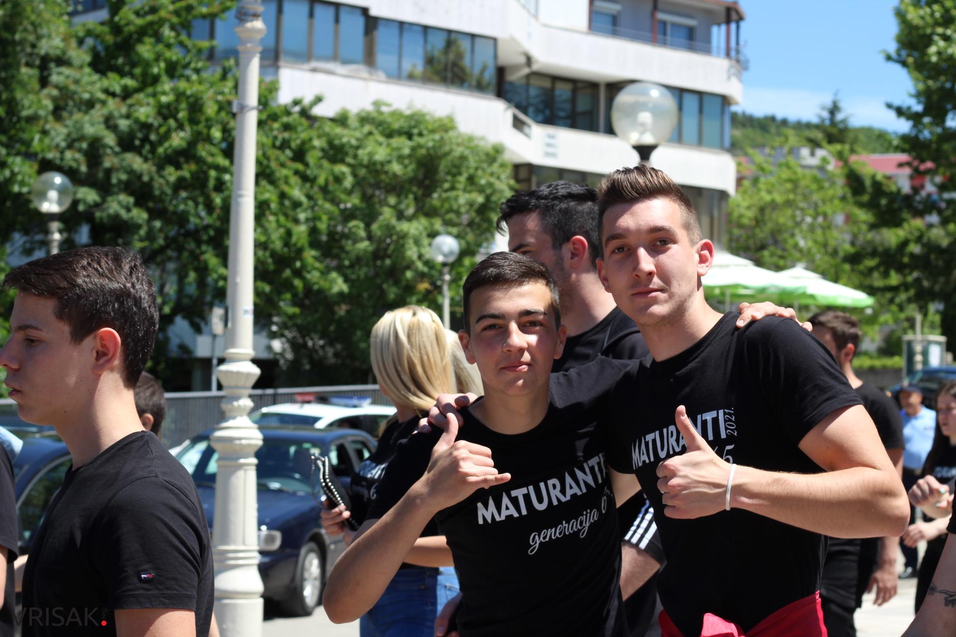 Širokobriješki maturanti slave zadnji dan; defileom kroz grad oprostili se od škole!