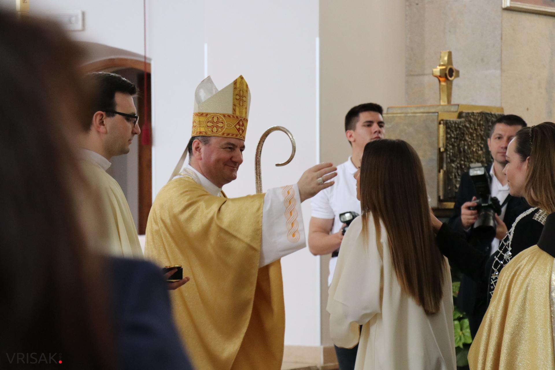 Svečano u Širokom Brijegu: 230 krizmanika primilo darove Duha Svetoga