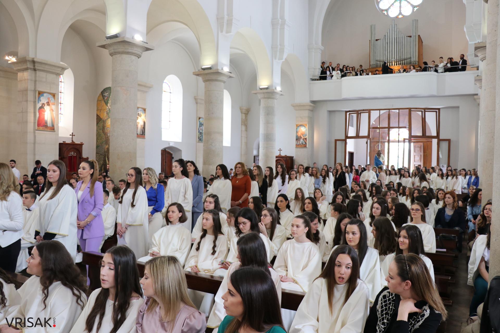 Svečano u Širokom Brijegu: 230 krizmanika primilo darove Duha Svetoga