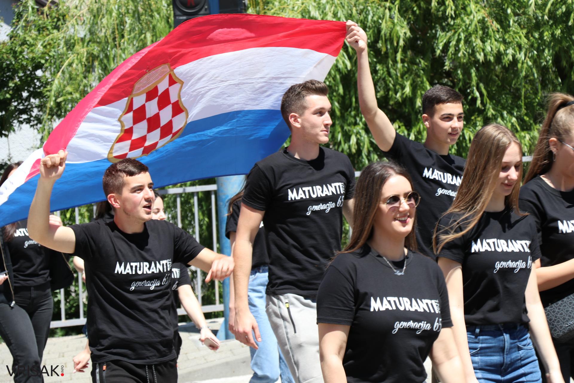 Širokobriješki maturanti slave zadnji dan; defileom kroz grad oprostili se od škole!