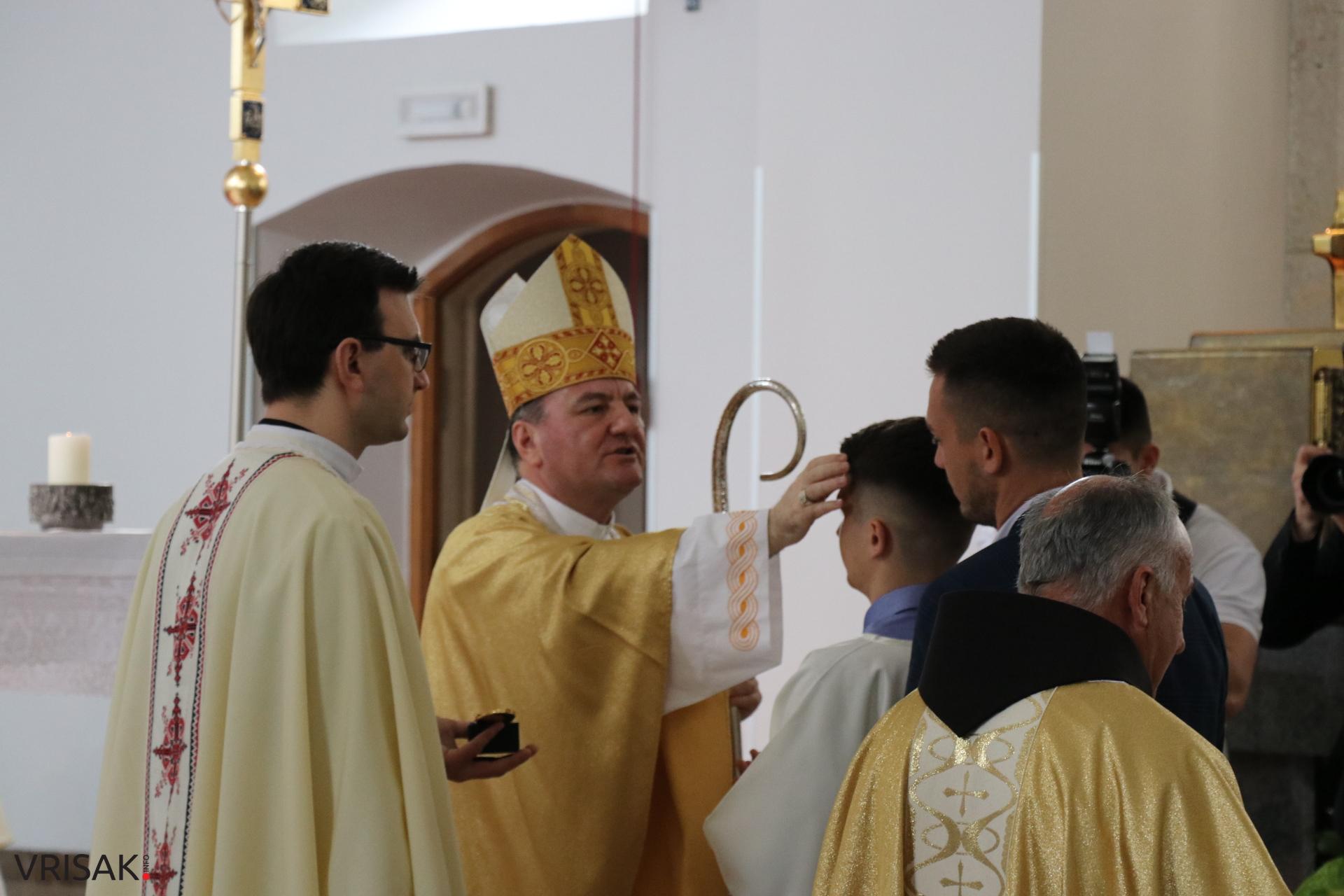 Svečano u Širokom Brijegu: 230 krizmanika primilo darove Duha Svetoga