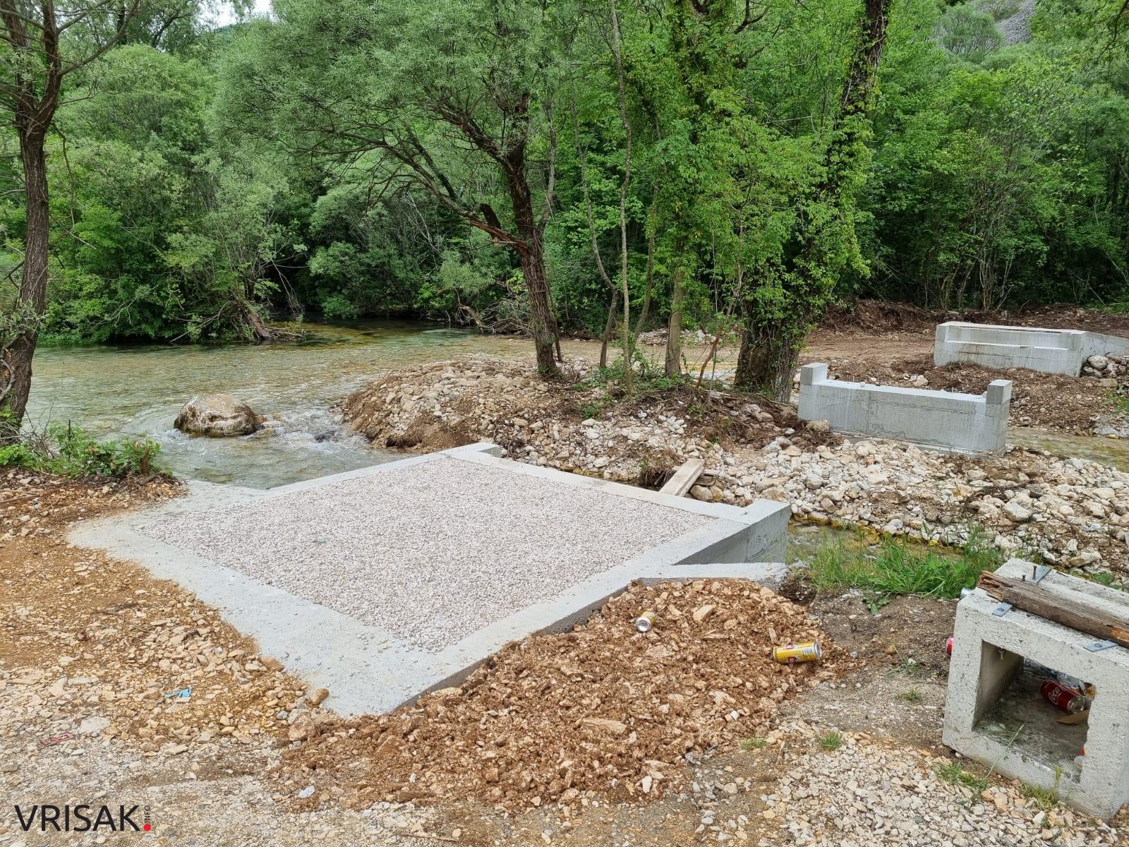 Skoro gotova izgradnja pješačkog mosta preko rijeke Lištice u kanjonu Borak