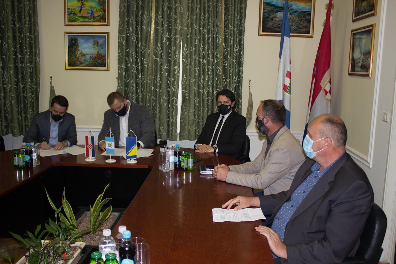 Potpisani ugovori o sufinanciranju nabave plastenika za 80 poljoprivrednih proizvođača s područja Ljubuškog