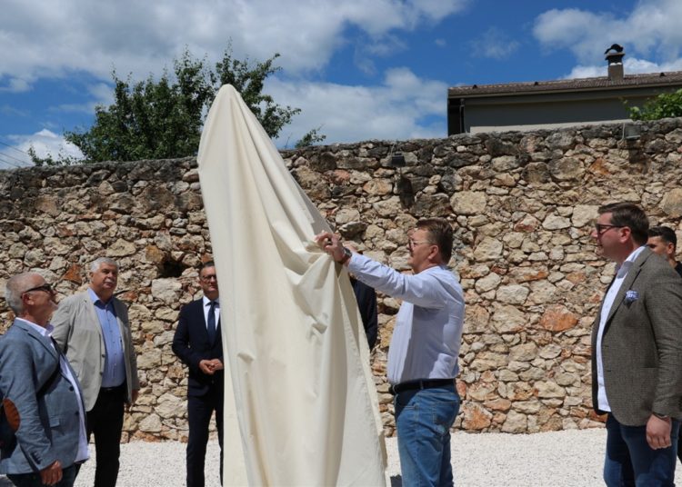 Predsjednik Vlade ŽZH Zdenko Ćosić svečano otkrio skulpturu „Maslinova grana“ autora Stjepana Skoke