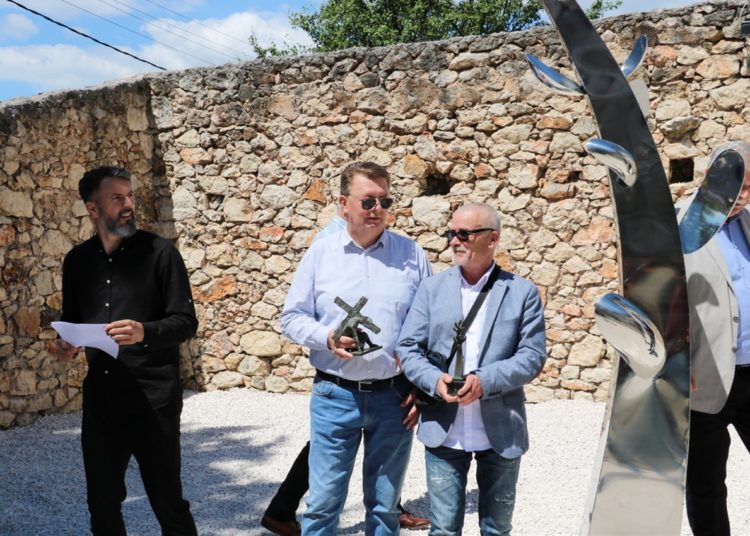 Predsjednik Vlade ŽZH Zdenko Ćosić svečano otkrio skulpturu „Maslinova grana“ autora Stjepana Skoke