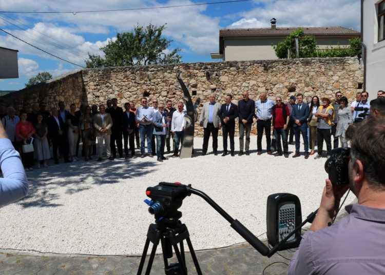 Predsjednik Vlade ŽZH Zdenko Ćosić svečano otkrio skulpturu „Maslinova grana“ autora Stjepana Skoke