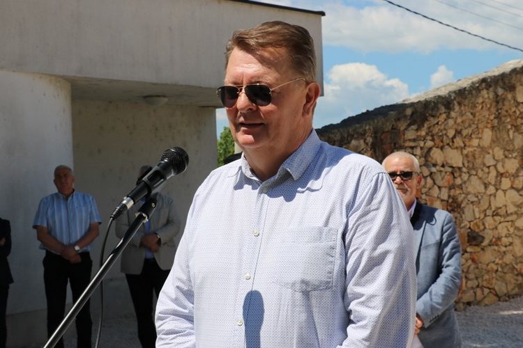 Predsjednik Vlade ŽZH Zdenko Ćosić svečano otkrio skulpturu „Maslinova grana“ autora Stjepana Skoke