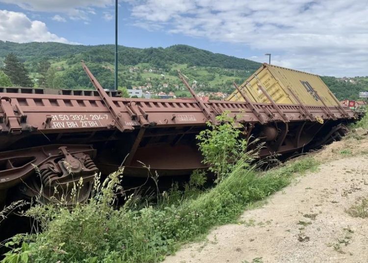 Prevrnuli se vagoni teretnog vlaka