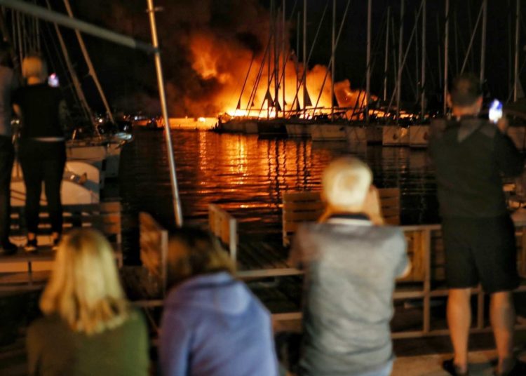U Kaštelima izgorjelo 5 jahti, 18 oštećeno: “Strašno je, sve smrdi po nafti”