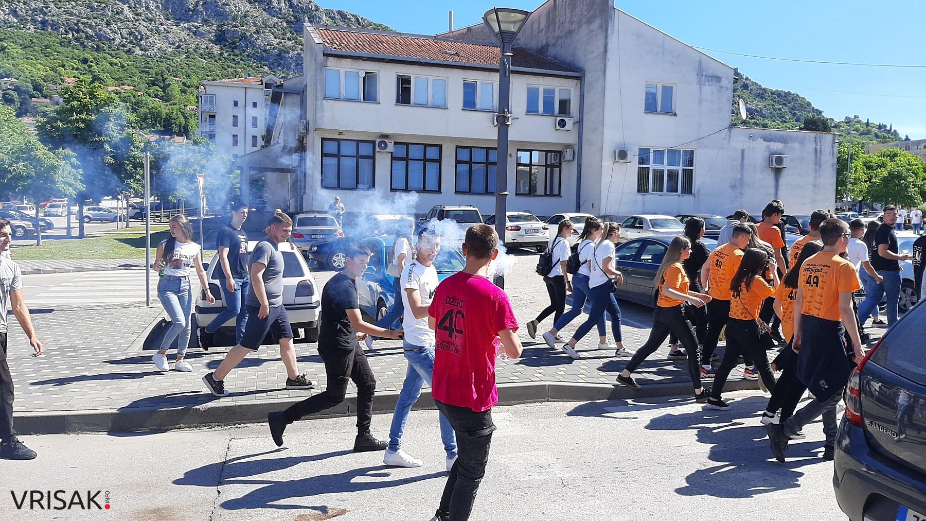 Norijada u Ljubuškom: Maturanti slave kraj nastave (FOTO/VIDEO)