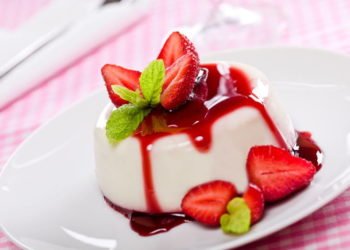 Najjednostavnija verzija panna cotte s jagodama