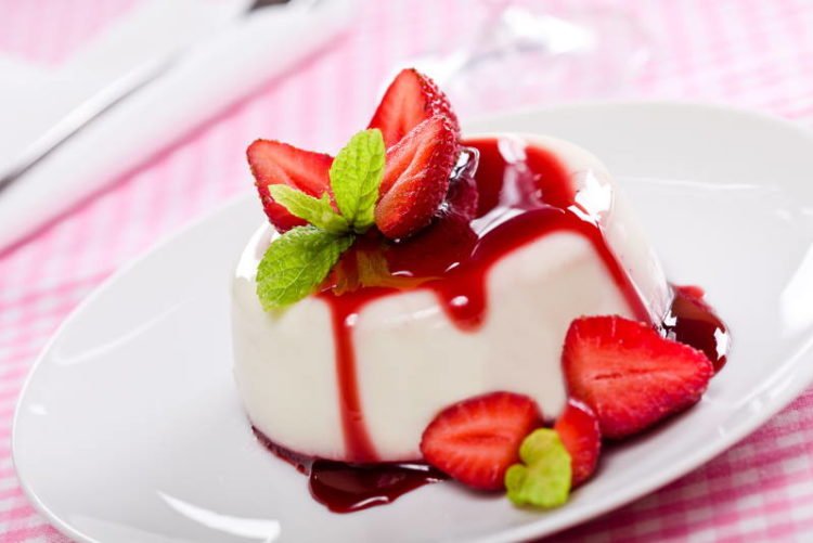 Najjednostavnija verzija panna cotte s jagodama