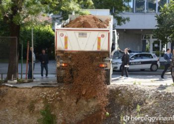 U Mostaru krenulo zatrpavanje bespravno iskopane rupe u Ulici kneza Domagoja (VIDEO)