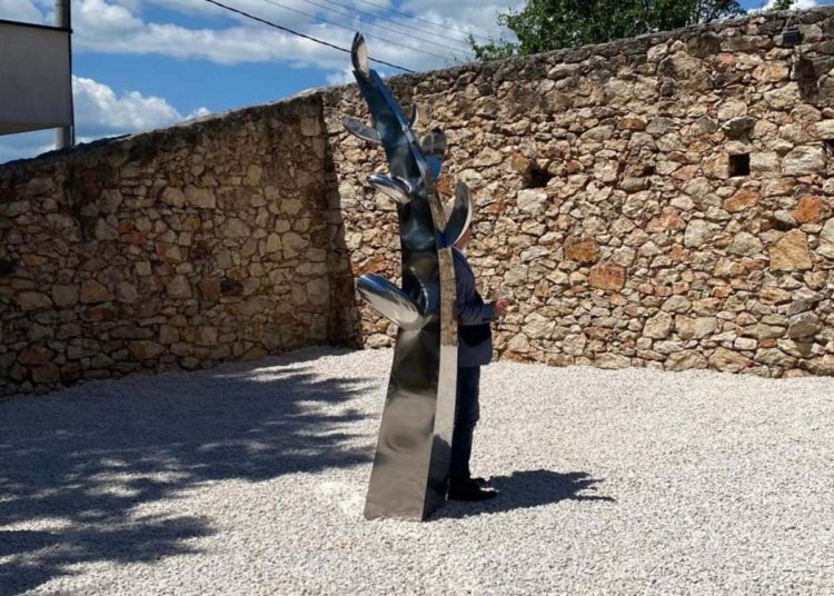 Predsjednik Vlade ŽZH Zdenko Ćosić svečano otkrio skulpturu „Maslinova grana“ autora Stjepana Skoke