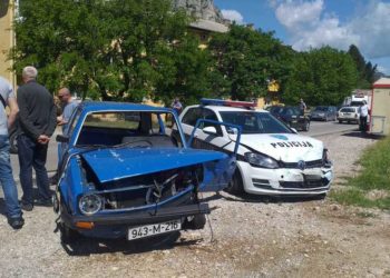 U sudaru policijskog i civilnog vozila ozlijeđene tri osobe