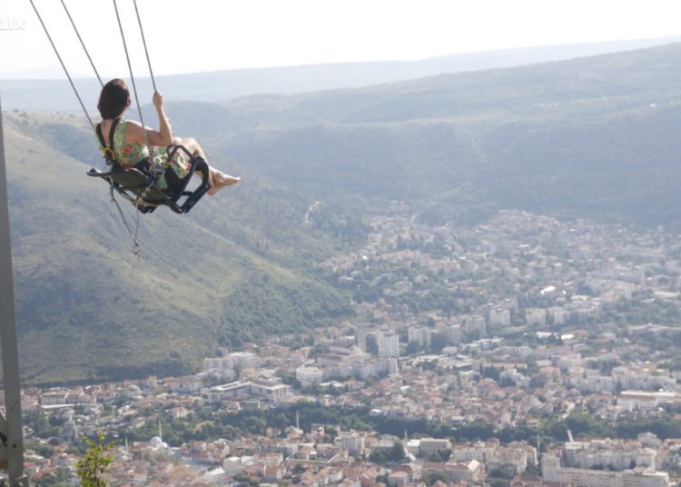 Najveća ljuljačka u BiH postavljena iznad Mostara, turisti oduševljeni