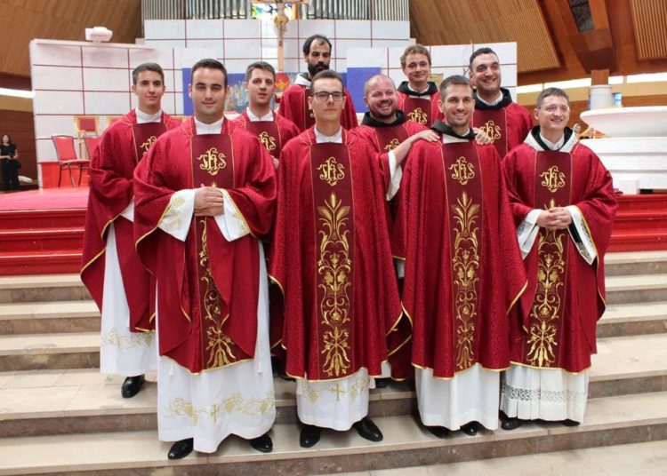 Deset novih svećenika zaređeno u Mostaru