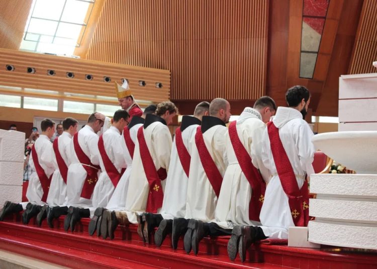 Deset novih svećenika zaređeno u Mostaru