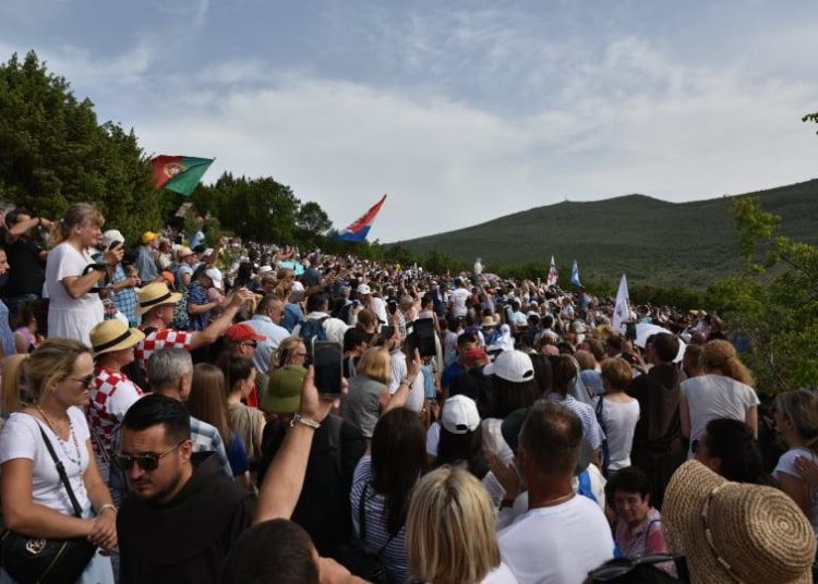 Mnoštvo hodočasnika u procesiji s Brda ukazanja u Međugorju