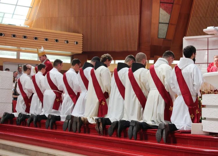 Deset novih svećenika zaređeno u Mostaru