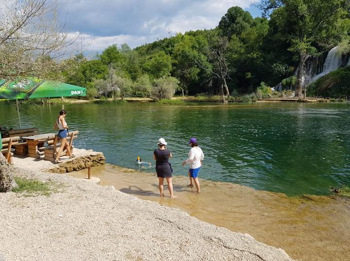 Na Kravice stigli prvi gosti ovog ljeta, neki uživali i u kupanju