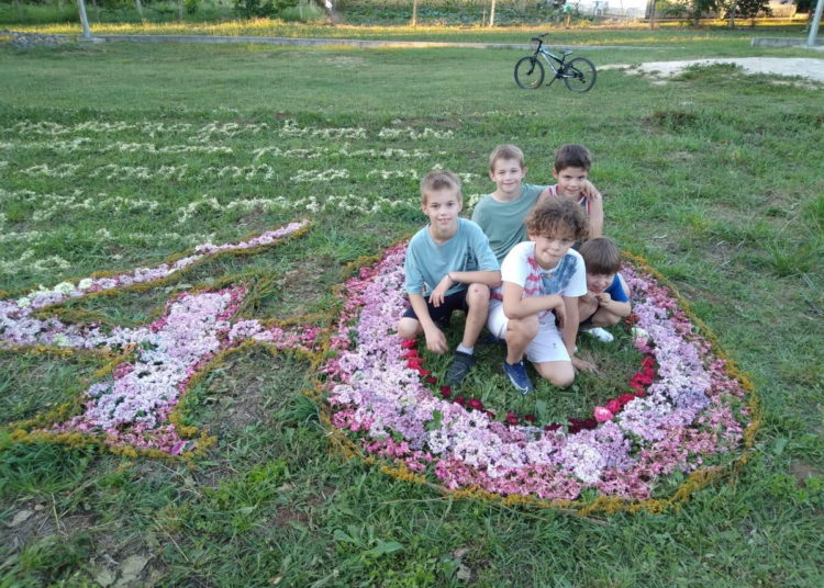 Cvjetna instalacija Gospi na dar