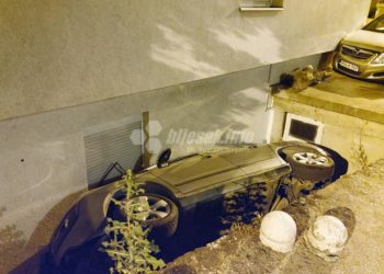 Mostar: Peugeot u Ilićima završio u rupi između kuće i ceste