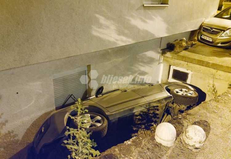Mostar: Peugeot u Ilićima završio u rupi između kuće i ceste
