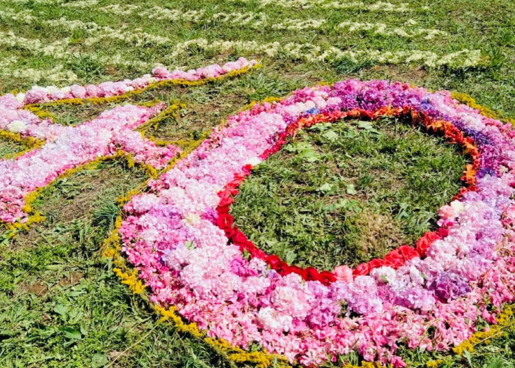 Cvjetna instalacija Gospi na dar