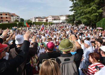 Mnoštvo hodočasnika u procesiji s Brda ukazanja u Međugorju