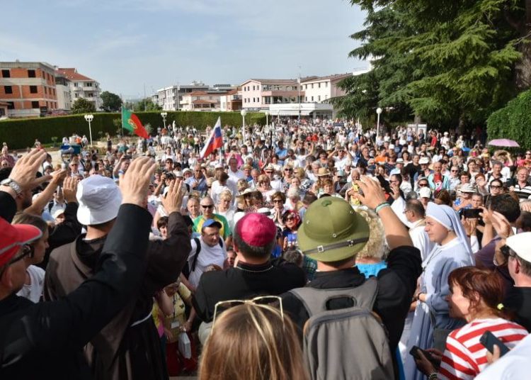 Mnoštvo hodočasnika u procesiji s Brda ukazanja u Međugorju