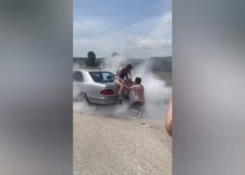 Širokobriježanin uz “paljenje” guma na Mercedesu zaprosio djevojku