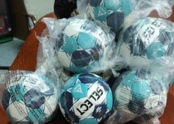 David Mandić i Matej Hrstić donirali rukometne lopte RK Izviđač CO