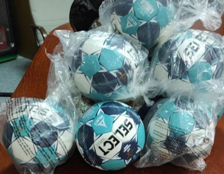 David Mandić i Matej Hrstić donirali rukometne lopte RK Izviđač CO