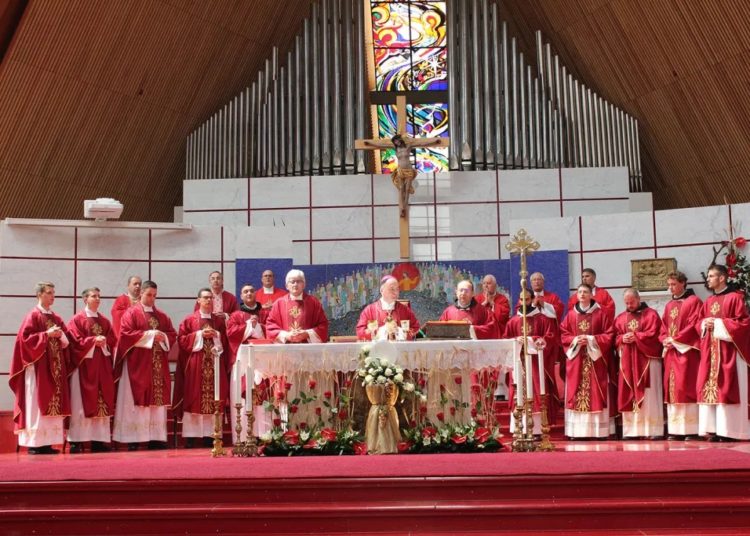 Deset novih svećenika zaređeno u Mostaru