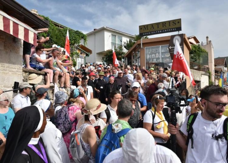 Mnoštvo hodočasnika u procesiji s Brda ukazanja u Međugorju