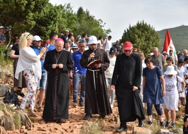 Mnoštvo hodočasnika u procesiji s Brda ukazanja u Međugorju