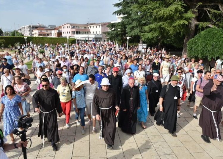 Mnoštvo hodočasnika u procesiji s Brda ukazanja u Međugorju