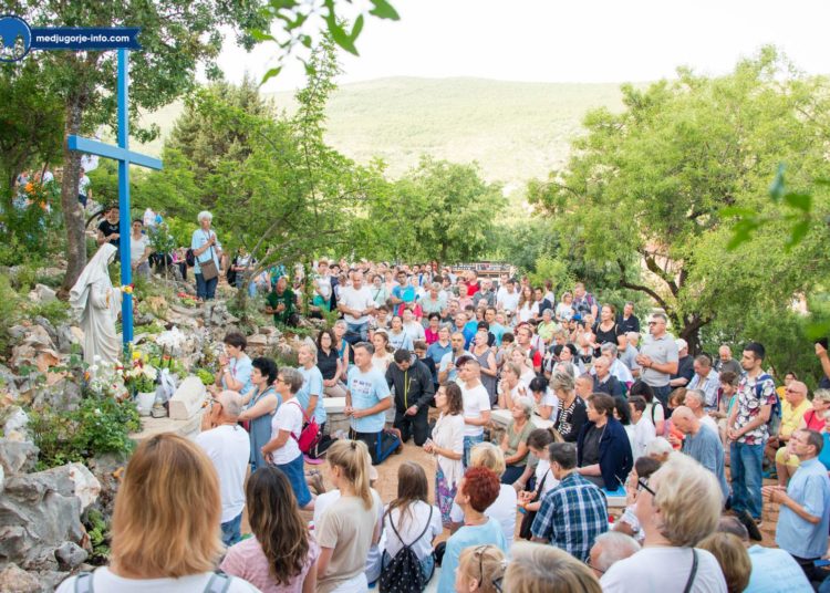 Rijeke hodočasnika na Brdu Ukazanja