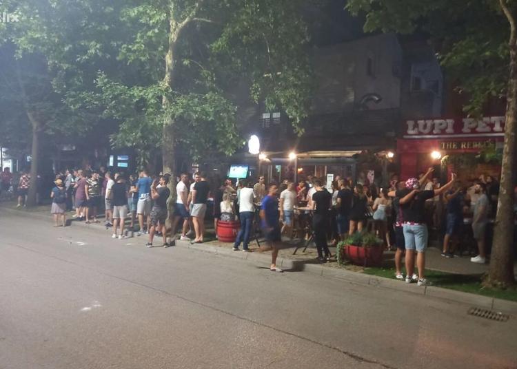 Mostarci burno proslavili pobjedu Hrvatske (FOTO)