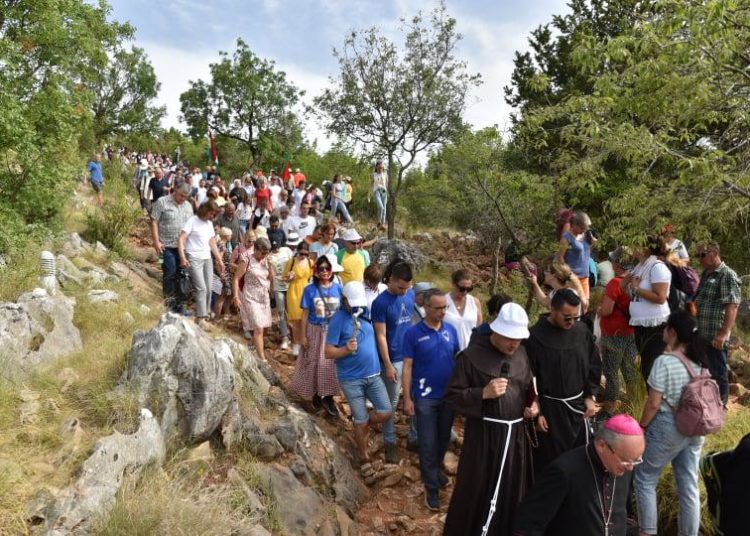 Mnoštvo hodočasnika u procesiji s Brda ukazanja u Međugorju