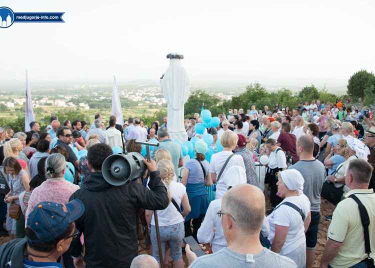 Rijeke hodočasnika na Brdu Ukazanja